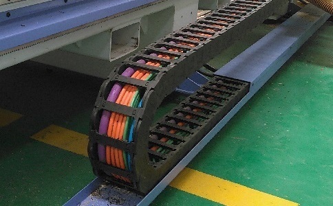 電纜、氣管、水管都可置于拖鏈中